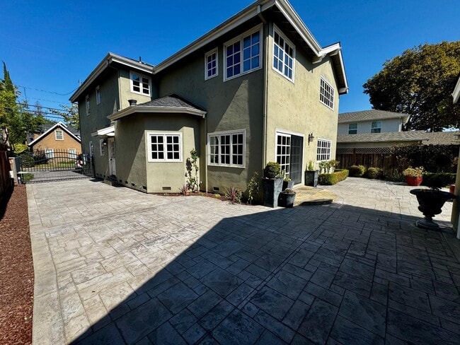 Building Photo - 1046 Byerley Ave