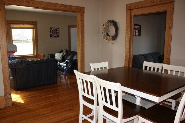 Foto del edificio - 3 Bed Spacious Home near downtown Pella!