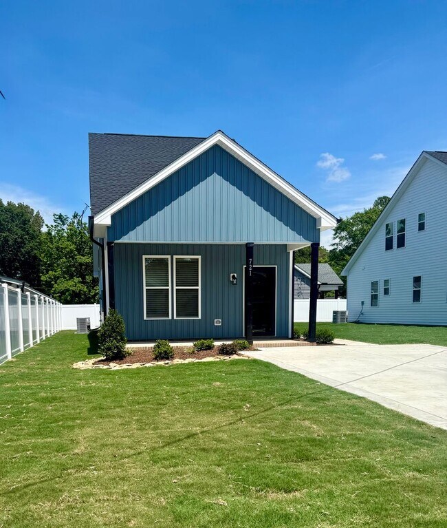 Foto del edificio - 721 Black Creek Rd S