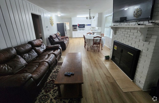 Building Photo - Room in House on Edith Ave