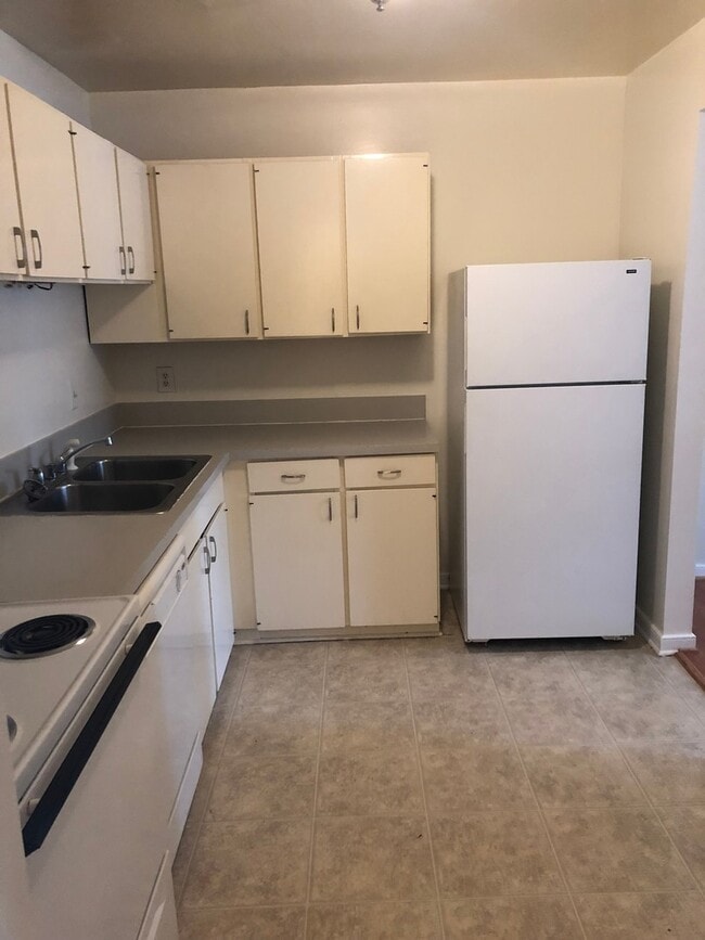 Building Photo - Spacious two bedroom townhome