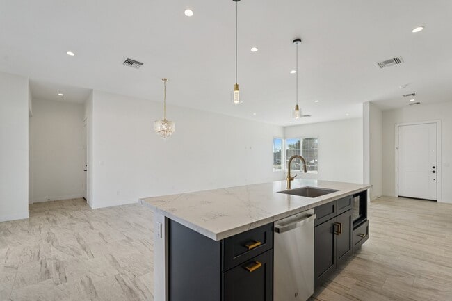 Building Photo - 910 E Roma Ave