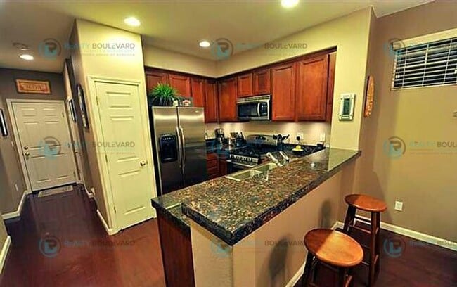 Building Photo - Move in special: 1/2 Month free!!! Great 3...