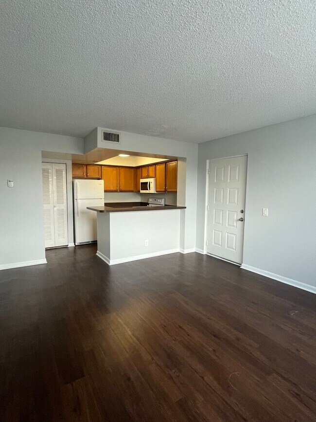 Building Photo - ONE BEDROOM ONE BATHROOM!! Waterfront Comm...