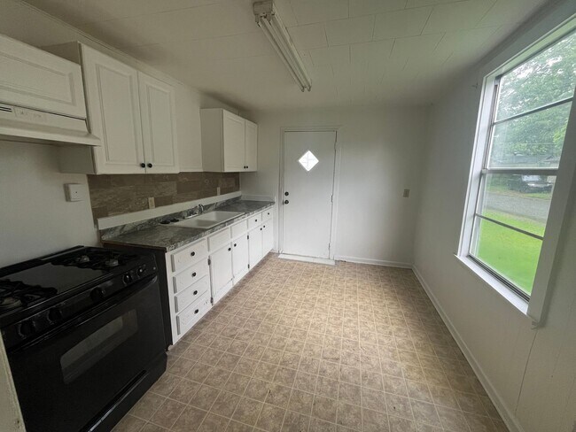 Foto del edificio - 2 Bedroom Plus bonus room 1 bath Home in Jacksonville