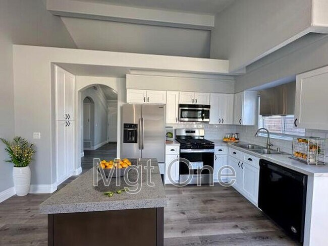 Foto del edificio - 2156 Russell Dr