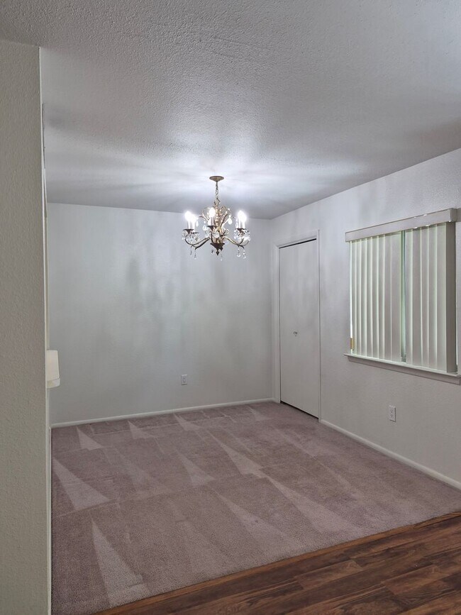 Building Photo - 925 Country Club Dr SE