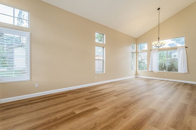Building Photo - Beautiful & Spacious 4 bedroom home in Enc...