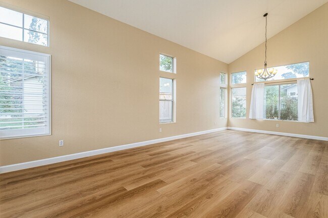 Foto del edificio - Beautiful & Spacious 4 bedroom home in Enc...
