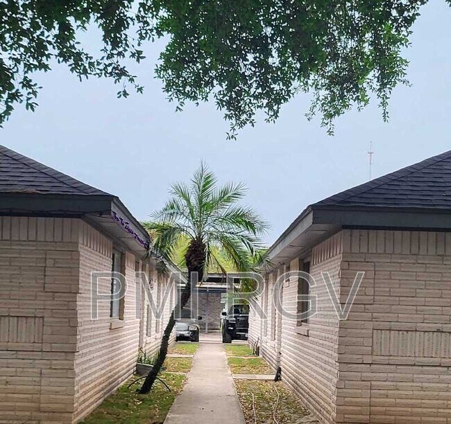 Building Photo - 709 Robin Ave