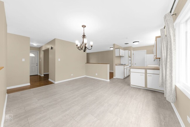 Foto del edificio - Gorgeous 3 Bedroom 2 Bath with FULL FINISHED BASEMENT in MUNDELEIN!