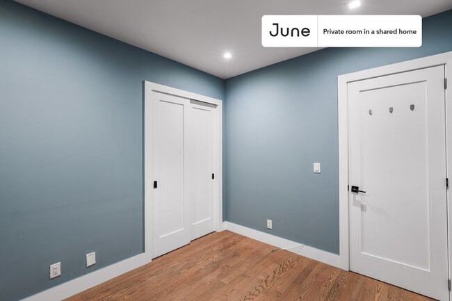 Building Photo - Private bedroom in 4 bed/2 bath Home
