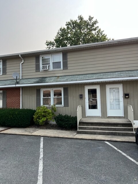 Foto principal - 611 Lincoln Way W