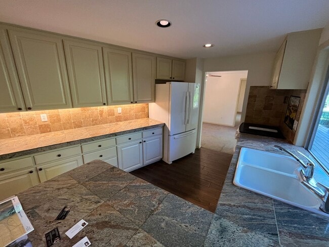 Building Photo - Fantastic 4 Bed/3 Bath Single Level Home -...