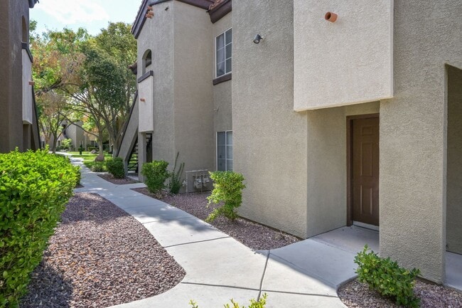 Building Photo - Guard Gated!!! Community Pool, Spa!!! Fitn...