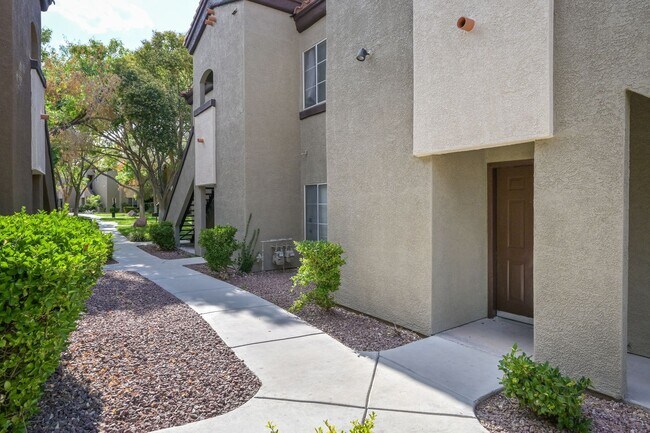 Foto del edificio - Guard Gated!!! Community Pool, Spa!!! Fitn...