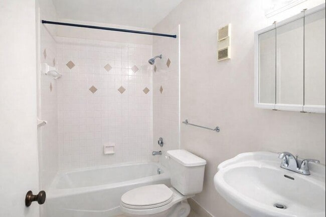 Building Photo - 1443 SW 27th Ave