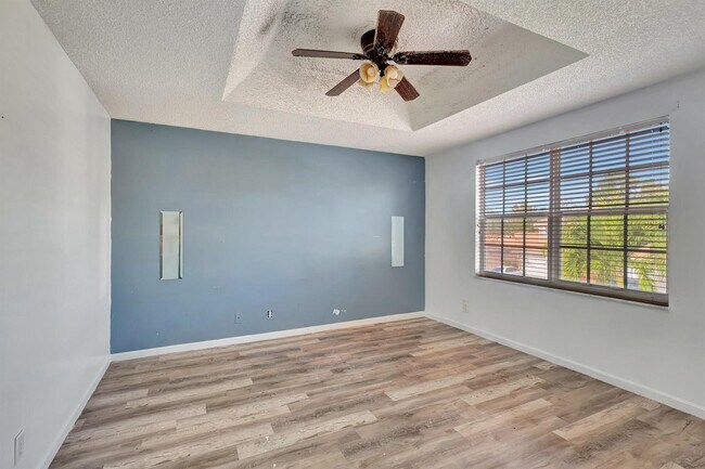 Building Photo - 3414 Commodore Ct