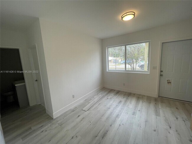 Foto del edificio - 2380 NW 102nd St