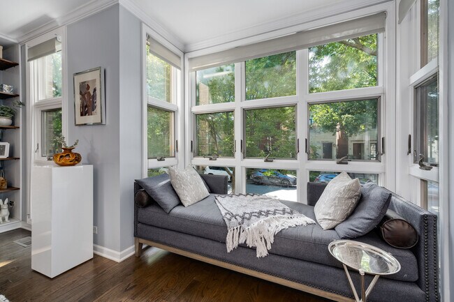 Foto del edificio - 2389 N Wayne Ave