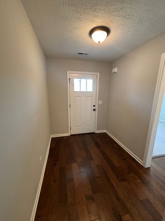 Building Photo - Gorgeous 3 bed/ 2 baths home in Clarksville!