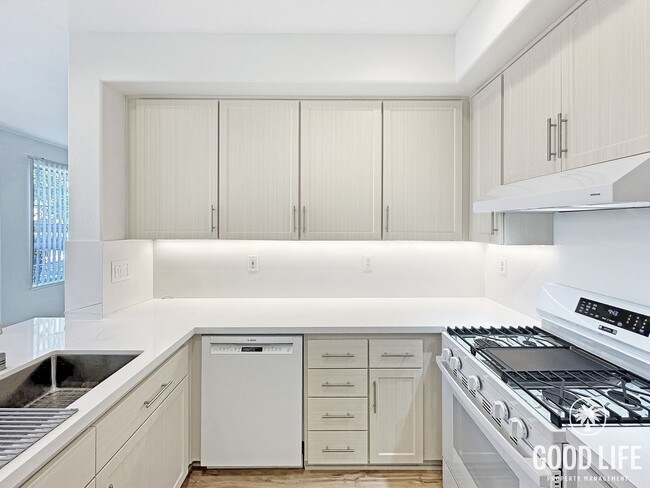 Building Photo - Fully Renovated 2BD/2.5BA in Aliso Viejo | Fireplace, Private Patio, Pool/Spa & Attached Garage