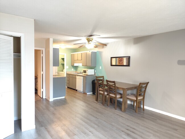 Building Photo - 502 Oak Circle Dr