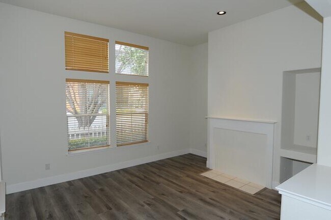 Building Photo - 305 Saturn Terrace