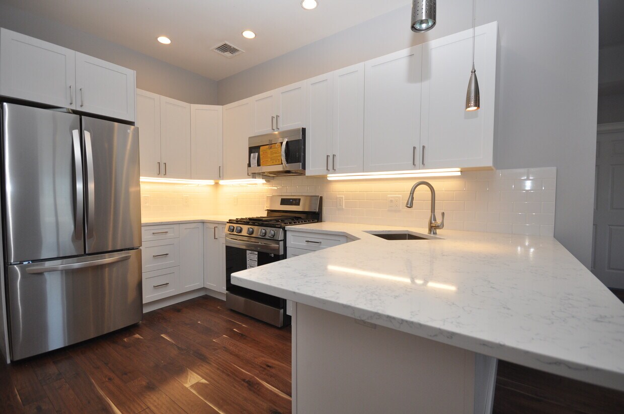 Primary Photo - 120 W 7th St