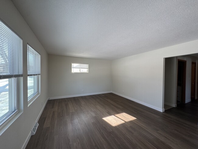 Building Photo - 712 10th St W