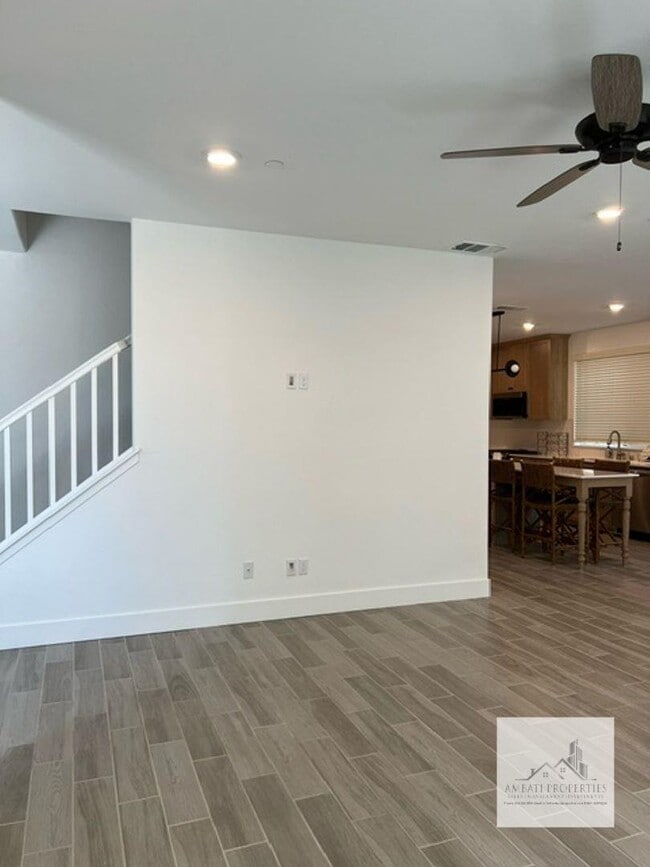 Building Photo - 2710 E Tamarind Dr