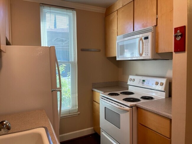 Foto del edificio - Wonderful 2 story 2 bedroom, 1.5 bath town...