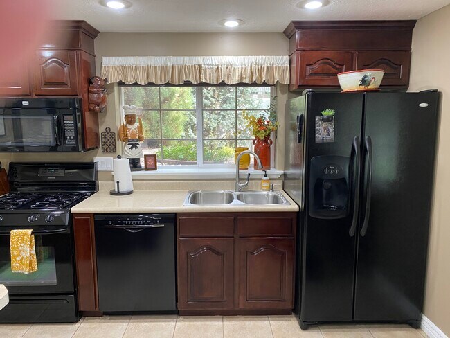 Kitchen - 2336 Canyon View Dr