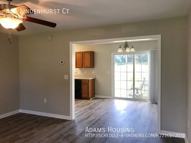 Building Photo - 425 Lindenhurst Court!