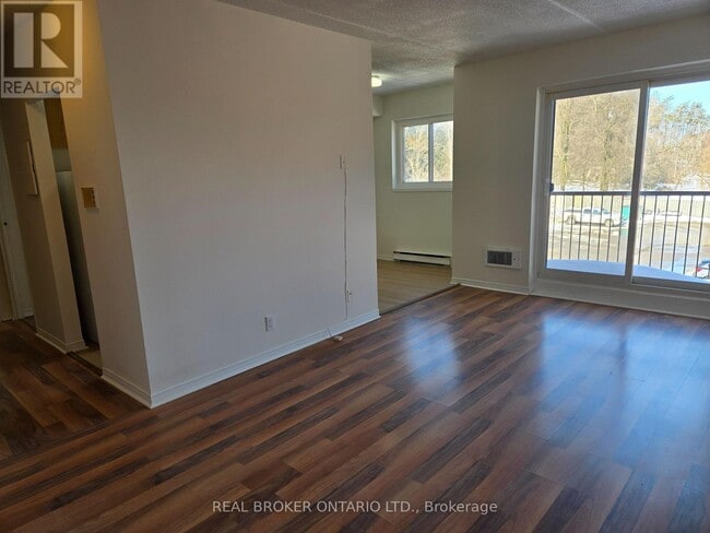 Building Photo - 15 Wellington Rd 124