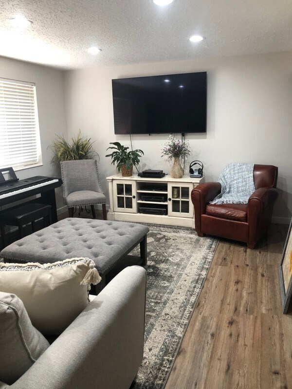 Foto del edificio - 2145 E Oakridge Dr