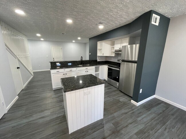 Building Photo - For Lease - 2 BR | 2.5 BA Fully Remodeled ...