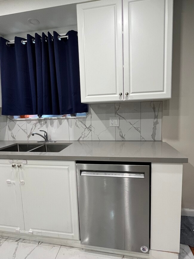 Building Photo - Luxury unit just renovated to current condo standards, large bright unit in a very quiet resident...