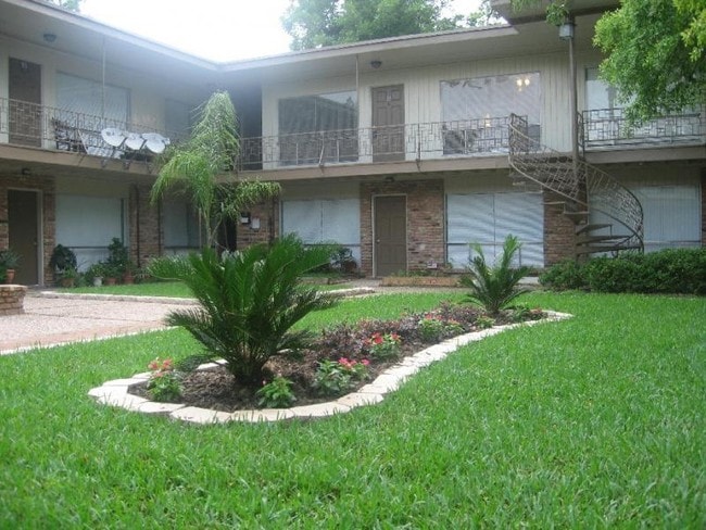 Building Photo - Plazawood Apartments