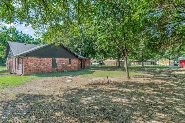 Building Photo - 910 Willow Dr