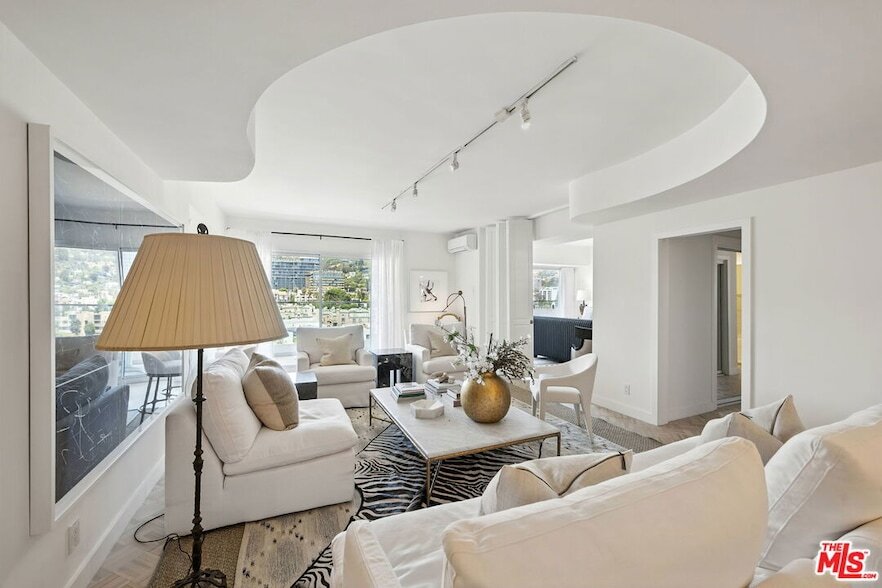 Foto principal - 838 N Doheny Dr