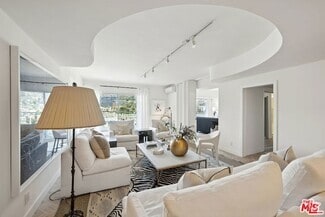 Building Photo - 838 N Doheny Dr