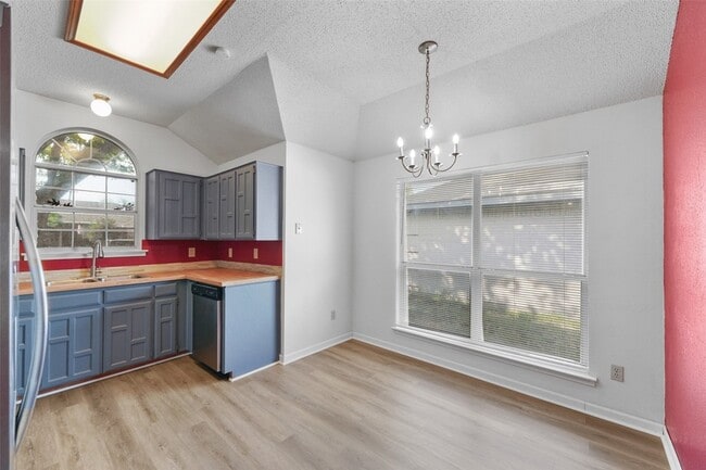 Building Photo - 2600 Waterloo Ln