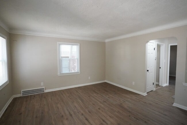 Building Photo - This beautifully updated 3-bedroom, 1-bath...