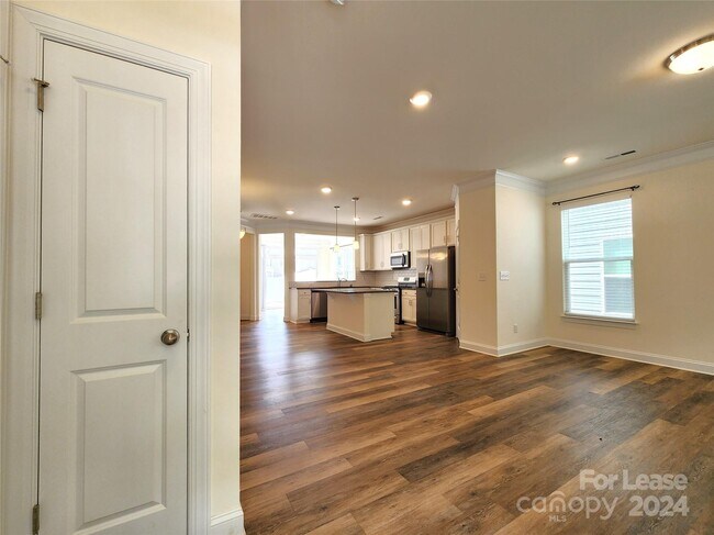 Building Photo - 2204 Blewett Dr