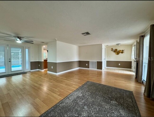 Foto del edificio - 8513 Sunflower Ln