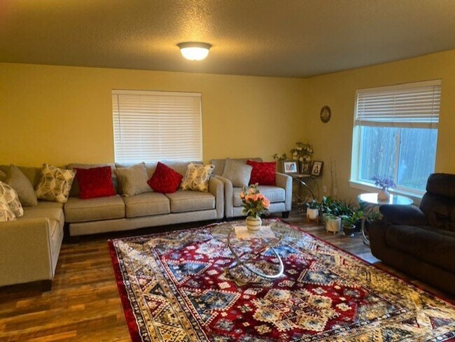 Building Photo - Charming Newer Home in Great Neighborhood