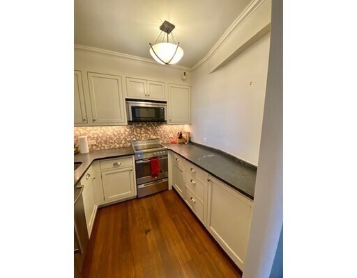 Building Photo - 145 Pinckney St