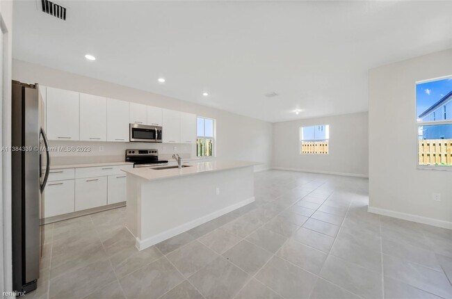 Foto del edificio - 3 br, 2.5 bath Townhome - 2373 NW 130th St...