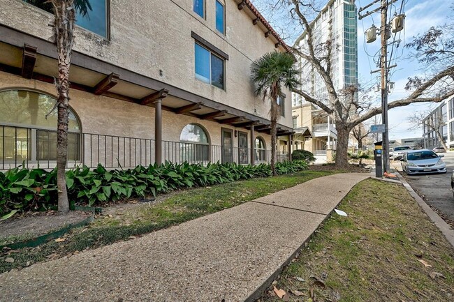 Building Photo - 505 W 7th St